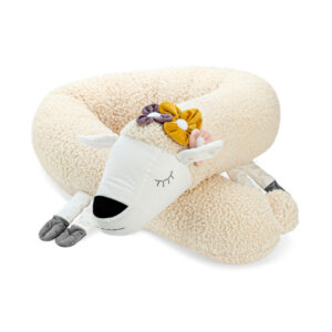 Schaf mit Kranz – Dekokissen und Kuscheltier fürs Bett